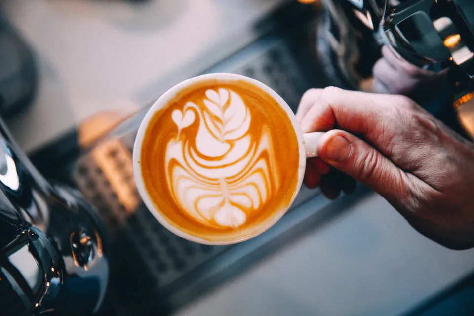 Café con arte latte recién servido